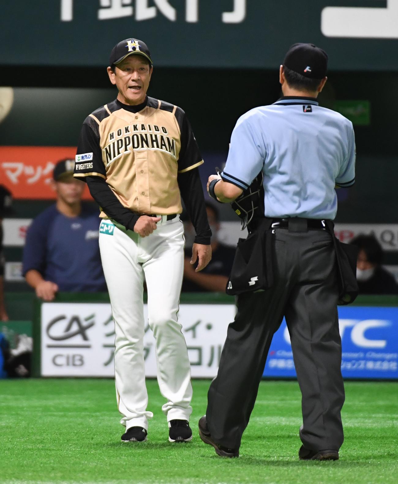 ソフトバンク対日本ハム　7回裏ソフトバンク2死二塁、先発のマルティネスの交代を告げる栗山監督（撮影・今浪浩三）