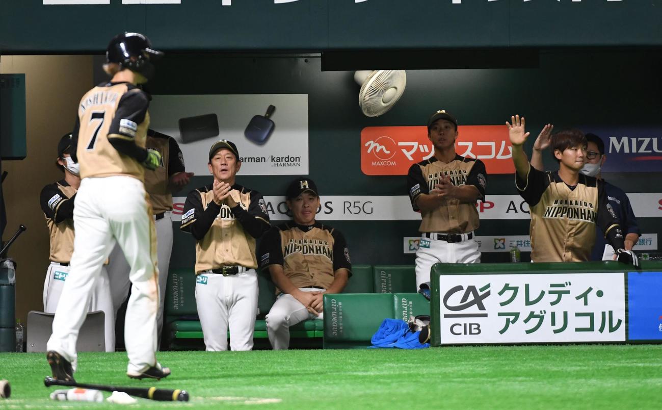 ソフトバンク対日本ハム　5回表日本ハム1死二、三塁、中田のとき、泉が暴投で生還した西川を迎える栗山監督（撮影・今浪浩三）