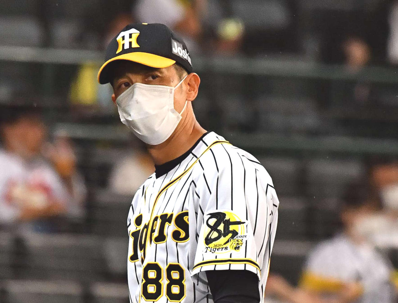 阪神対広島　選手交代を告げる矢野燿大監督（撮影・上田博志）