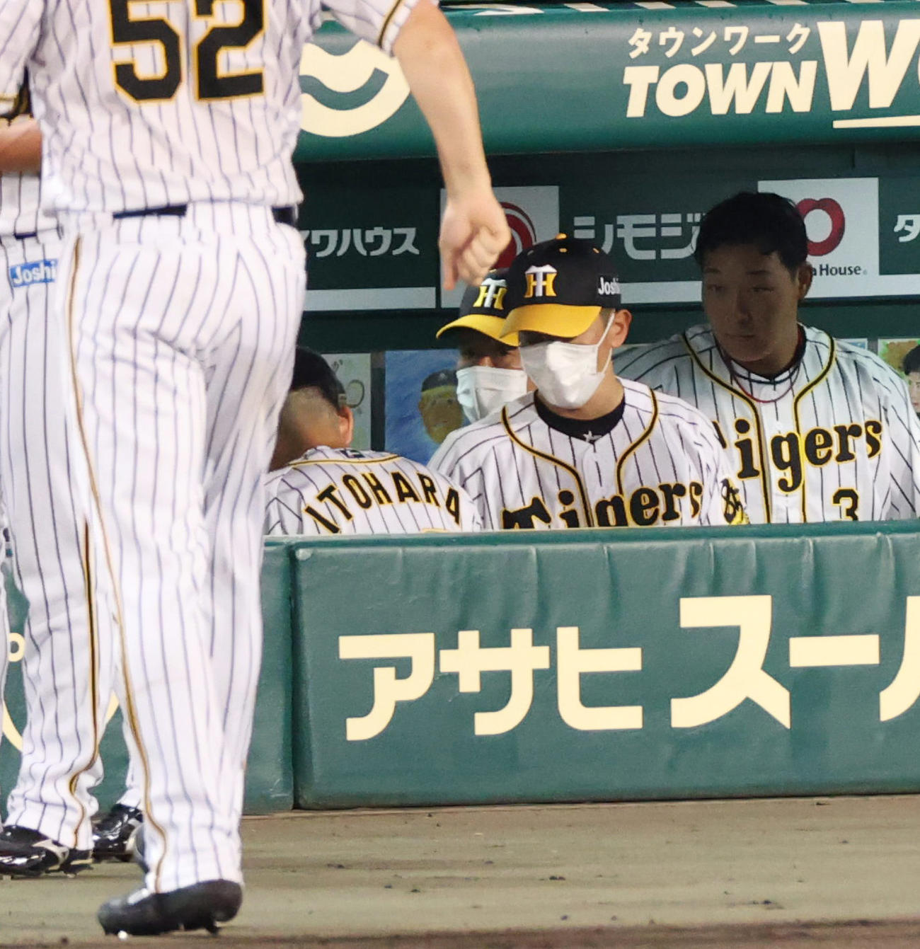 5回の守備を終えた糸原健斗（左）に声を掛ける矢野耀大監督（中央）（撮影・清水貴仁）