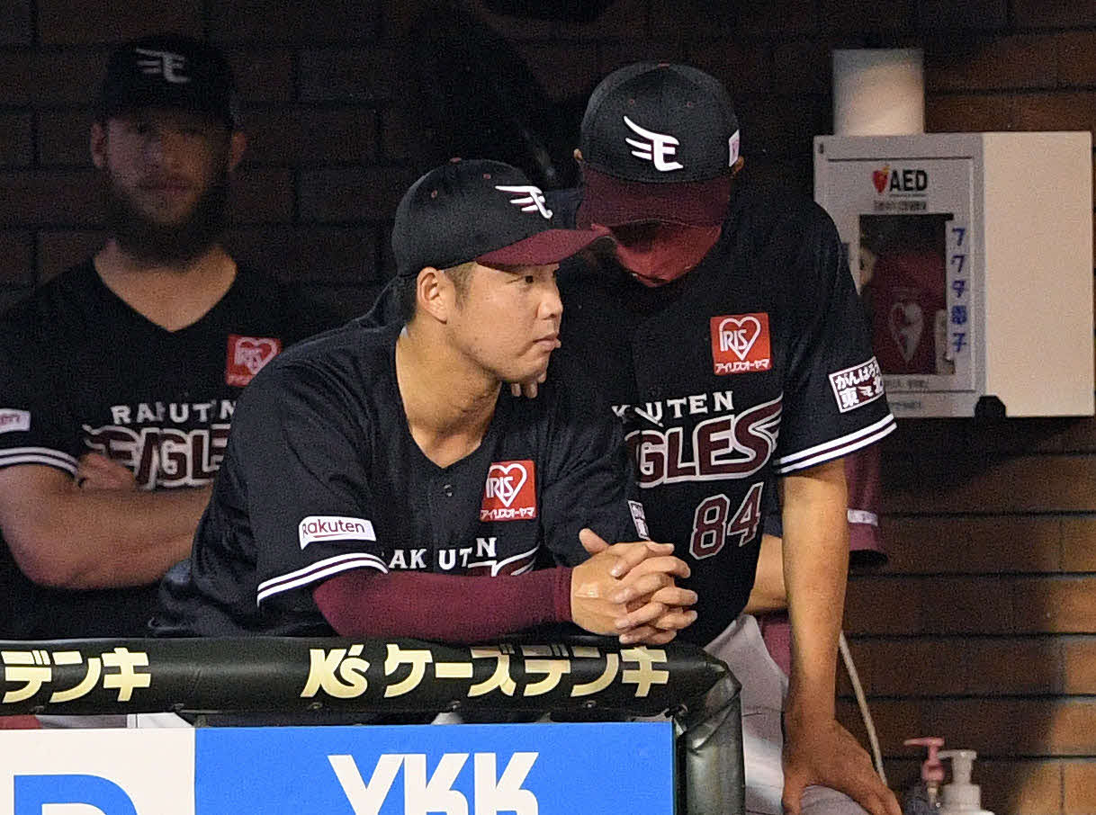 楽天対オリックス　9回表、交代しベンチでうなだれる楽天森原（手前左）に話しかける伊藤投手チーフコーチ（撮影・滝沢徹郎）