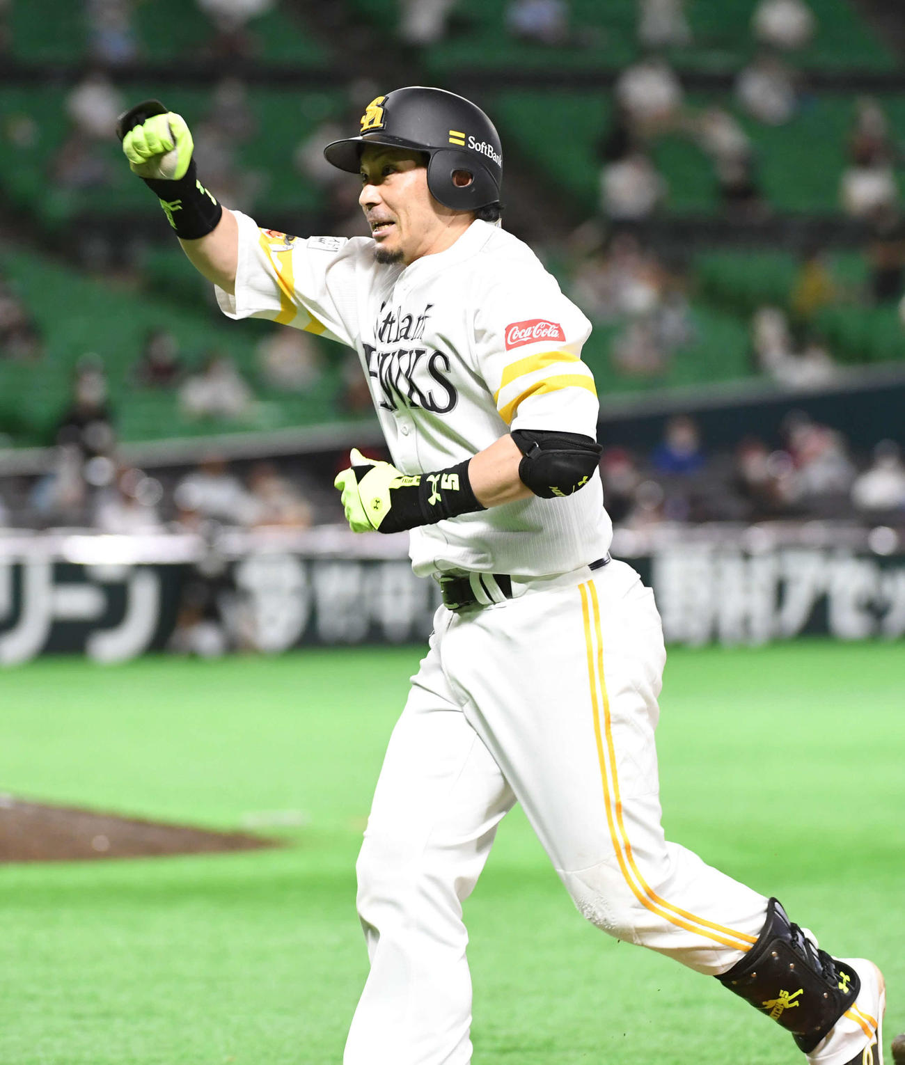 ソフトバンク対日本ハム　7回裏ソフトバンク2死二、三塁、松田宣は中前に逆転の2点適時打を放ちベンチに向かってガッツポーズ（撮影・今浪浩三）