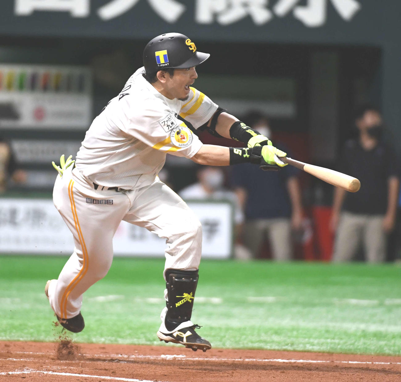 ソフトバンク対日本ハム　7回裏ソフトバンク2死二、三塁、松田宣は中前に逆転の2点適時打を放つ（撮影・今浪浩三）