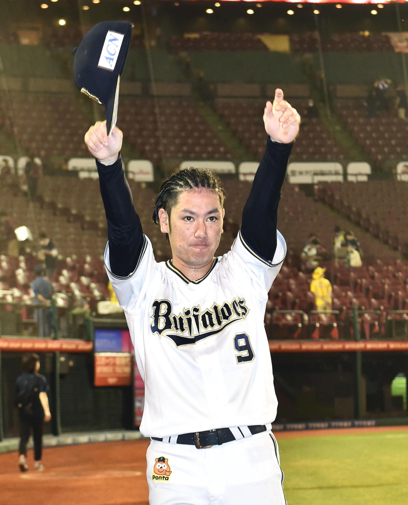楽天対オリックス　ヒーローインタビューを終え観客席に向かって手を振るオリックス大城滉二（撮影・滝沢徹郎）