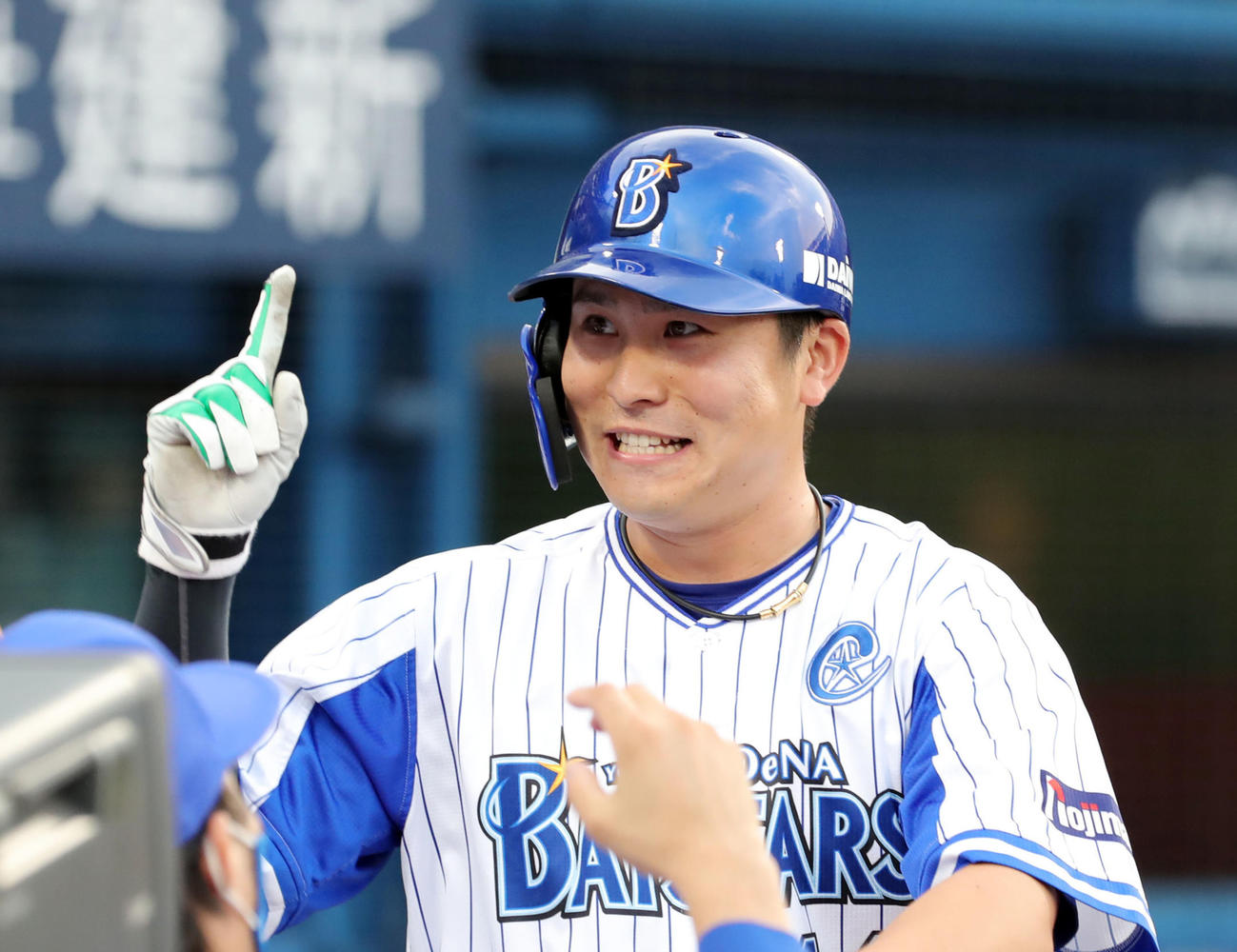 DeNA対ヤクルト　1回裏DeNA2死、右中間に第1号ソロ本塁打を放った佐野は人さし指を立てポーズ（撮影・垰建太）