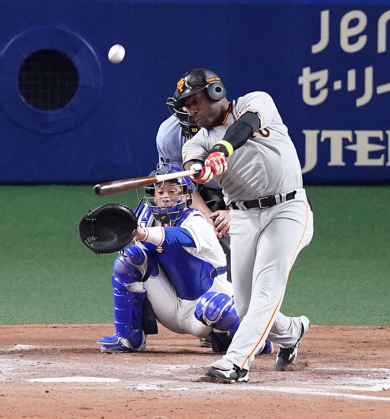 中日対巨人　8回表巨人2死三塁、左越え2点本塁打を放つウィーラー（撮影・江口和貴）