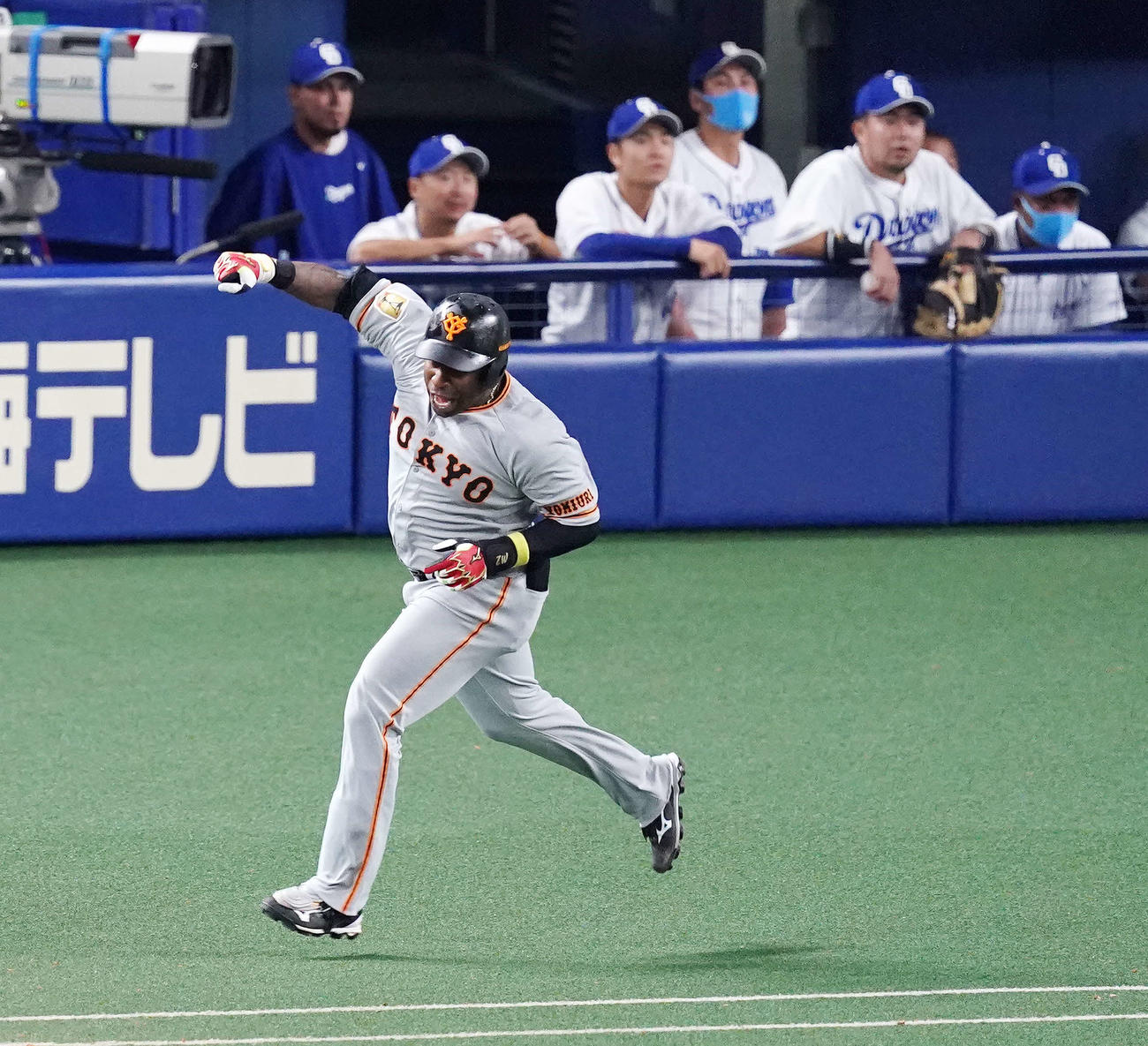 中日対巨人　8回表巨人2死三塁、2点本塁打を放ちガッツポーズするウィーラー（撮影・江口和貴）