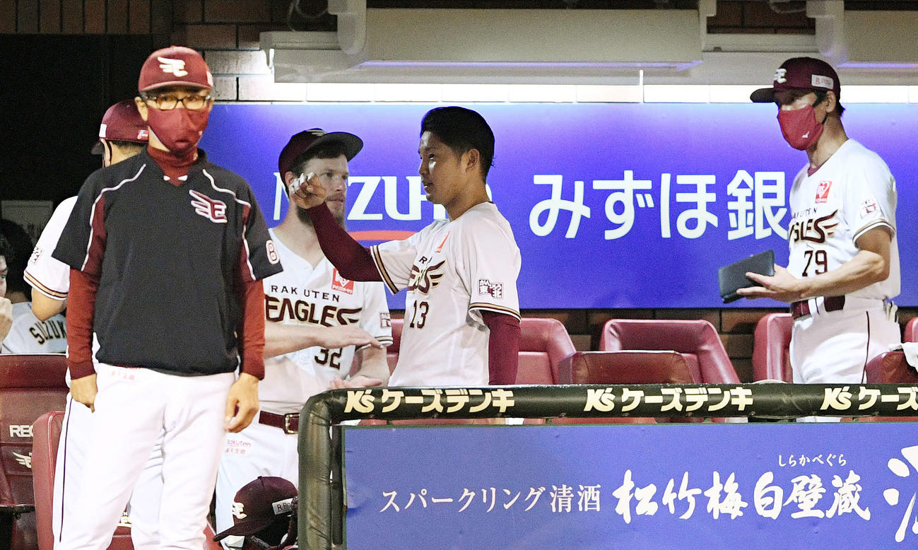 楽天対オリックス　9回表を無失点に抑えベンチで拳を握る楽天森原（右から2人目）（撮影・滝沢徹郎）