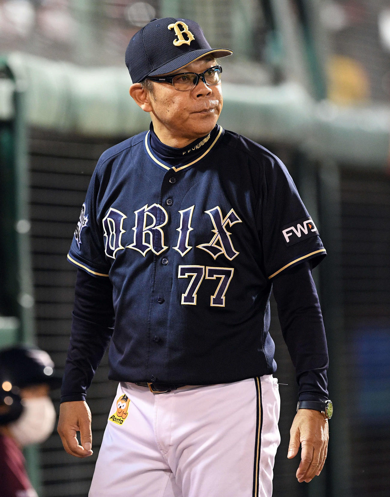 楽天対オリックス　交代を告げるオリックス西村監督（撮影・滝沢徹郎）