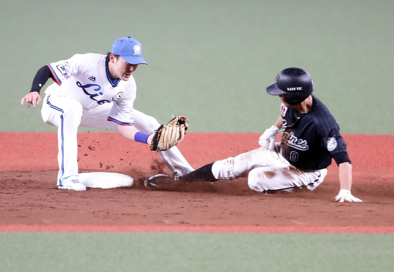 7月22日、荻野（右）は二塁盗塁成功。遊撃手源田