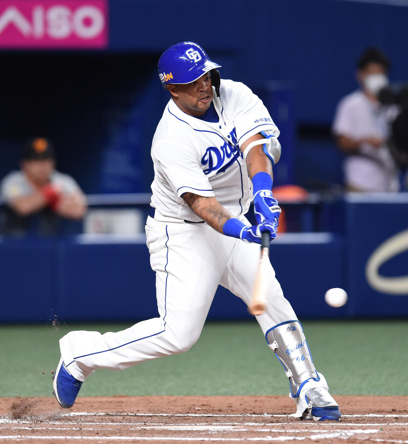 6回裏中日無死一、二塁、中前適時打を放ったダヤン・ビシエド（撮影・森本幸一）