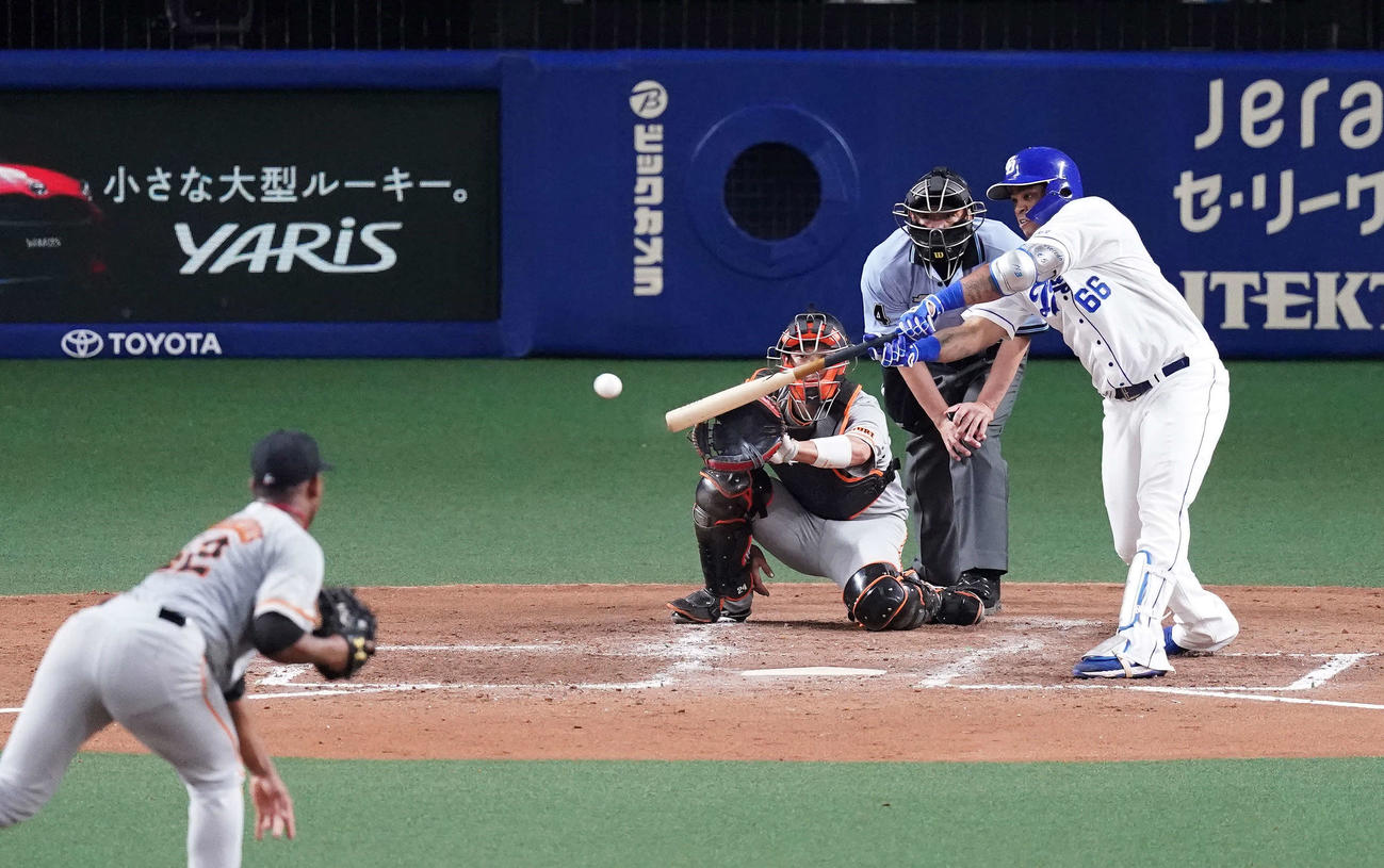 中日対巨人　4回裏中日1死、右前打を放つビシエド。投手メルセデス（撮影・江口和貴）