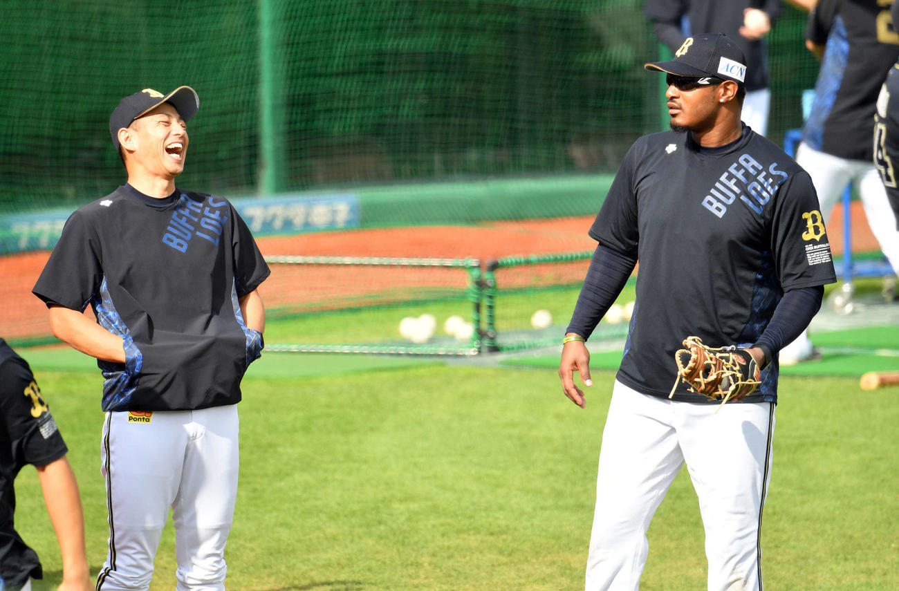 楽天対オリックス　試合前練習でオリックスのジョーンズ（右）と笑顔で話す田口コーチ（撮影・滝沢徹郎）