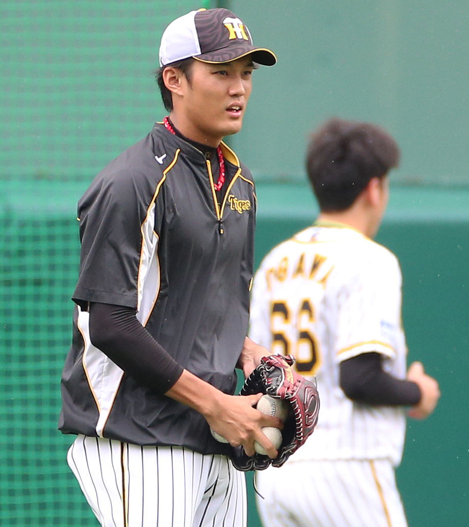 阪神対広島　試合前、調整する藤浪（撮影・上山淳一）