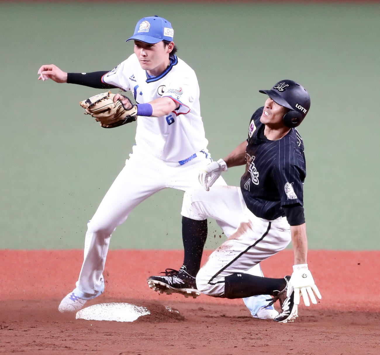 22日、西武戦で負傷した荻野（右）