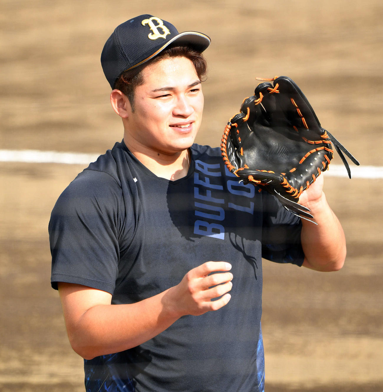 楽天対オリックス　試合前練習で笑顔のオリックス榊原（撮影・滝沢徹郎）