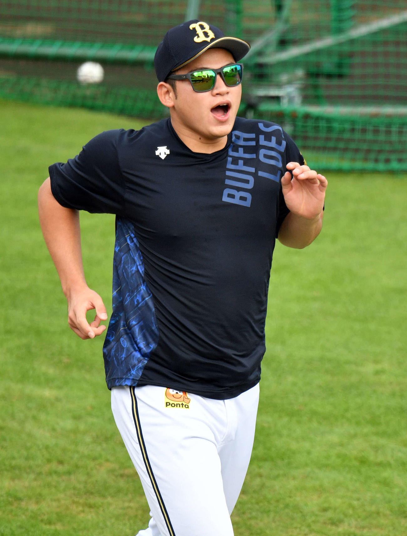 楽天対オリックス　試合前練習で声を出してウオーミングアップするオリックス榊原（撮影・滝沢徹郎）