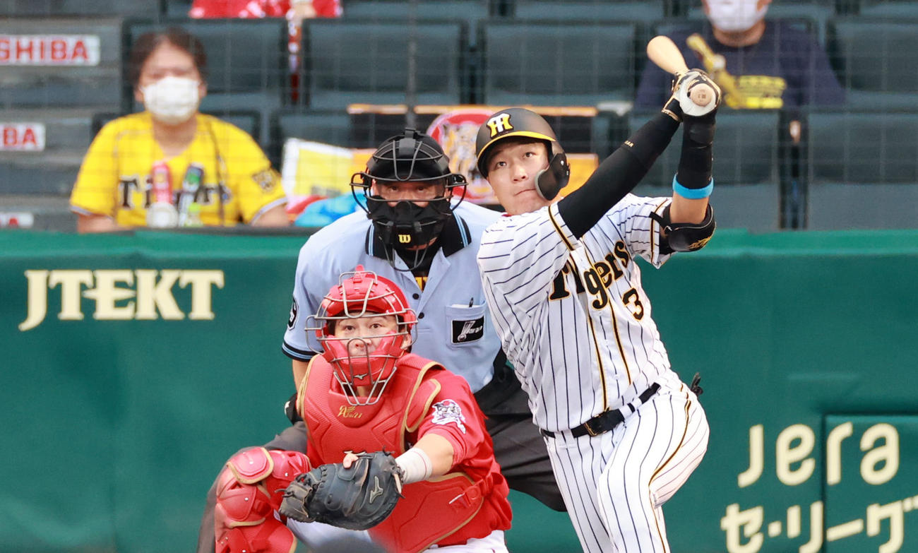 阪神対広島　1回裏阪神2死一塁、中越えの先制2点本塁打を放つ大山悠輔（撮影・清水貴仁）