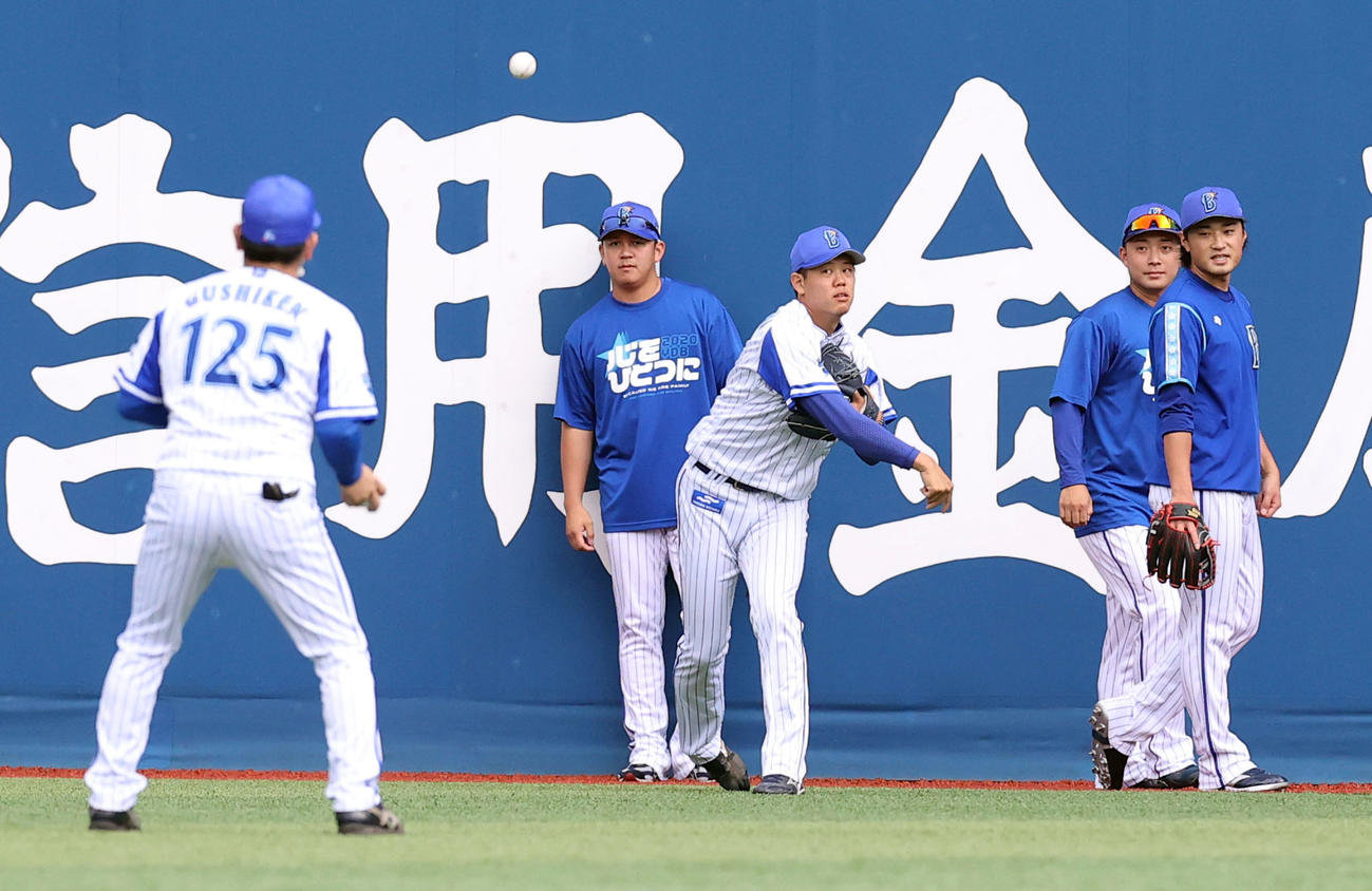 DeNA対ヤクルト　試合前練習を行うDeNA上茶谷大河（中央）ら投手陣（撮影・垰建太）