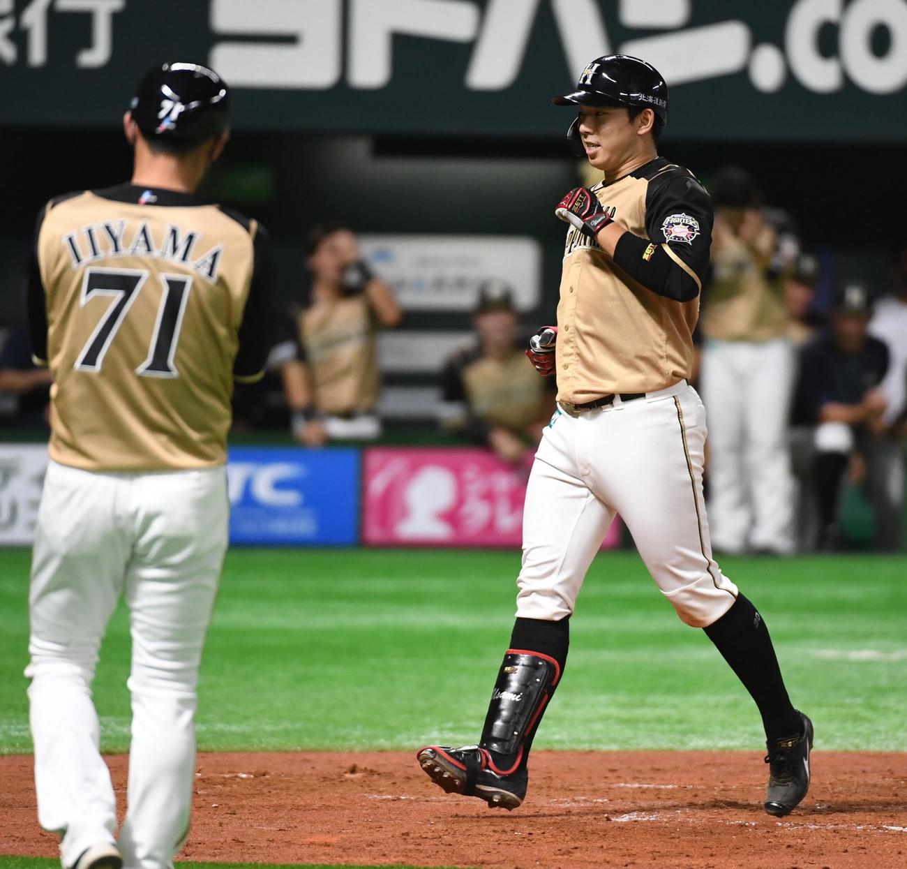 ソフトバンク対日本ハム　2回表日本ハム2死一、二塁、宇佐見真吾は右越えに逆転の3点本塁打を放ち生還（撮影・今浪浩三）