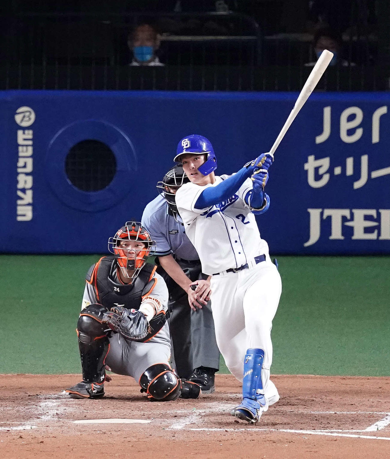 中日対巨人　5回裏中日無死、フェンス直撃二塁打を放つ石川昴（撮影・江口和貴）