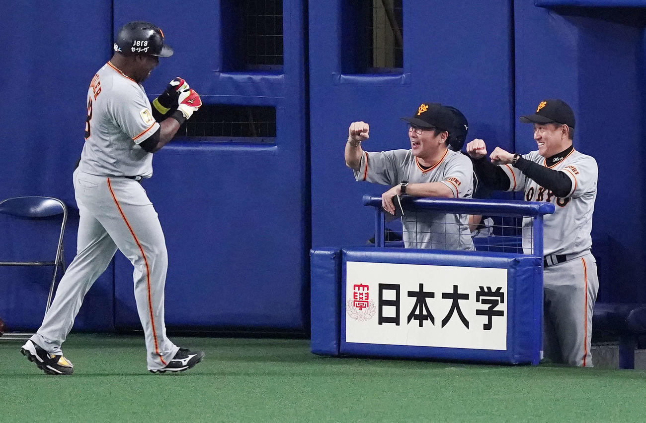 中日対巨人　8回表巨人2死三塁、2点本塁打を放ったウィーラー（左）を笑顔で迎える原監督（右）と元木ヘッドコーチ（撮影・江口和貴）