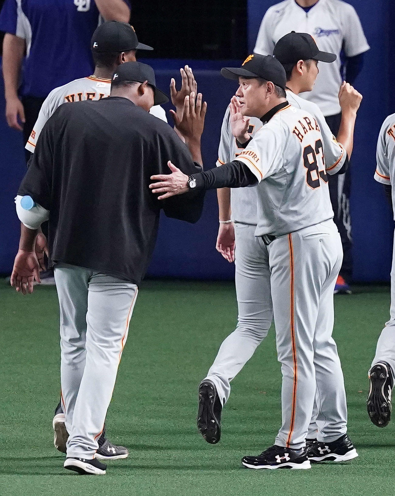 中日対巨人　巨人勝利投手のメルセデス（左）をねぎらう原監督（撮影・江口和貴）