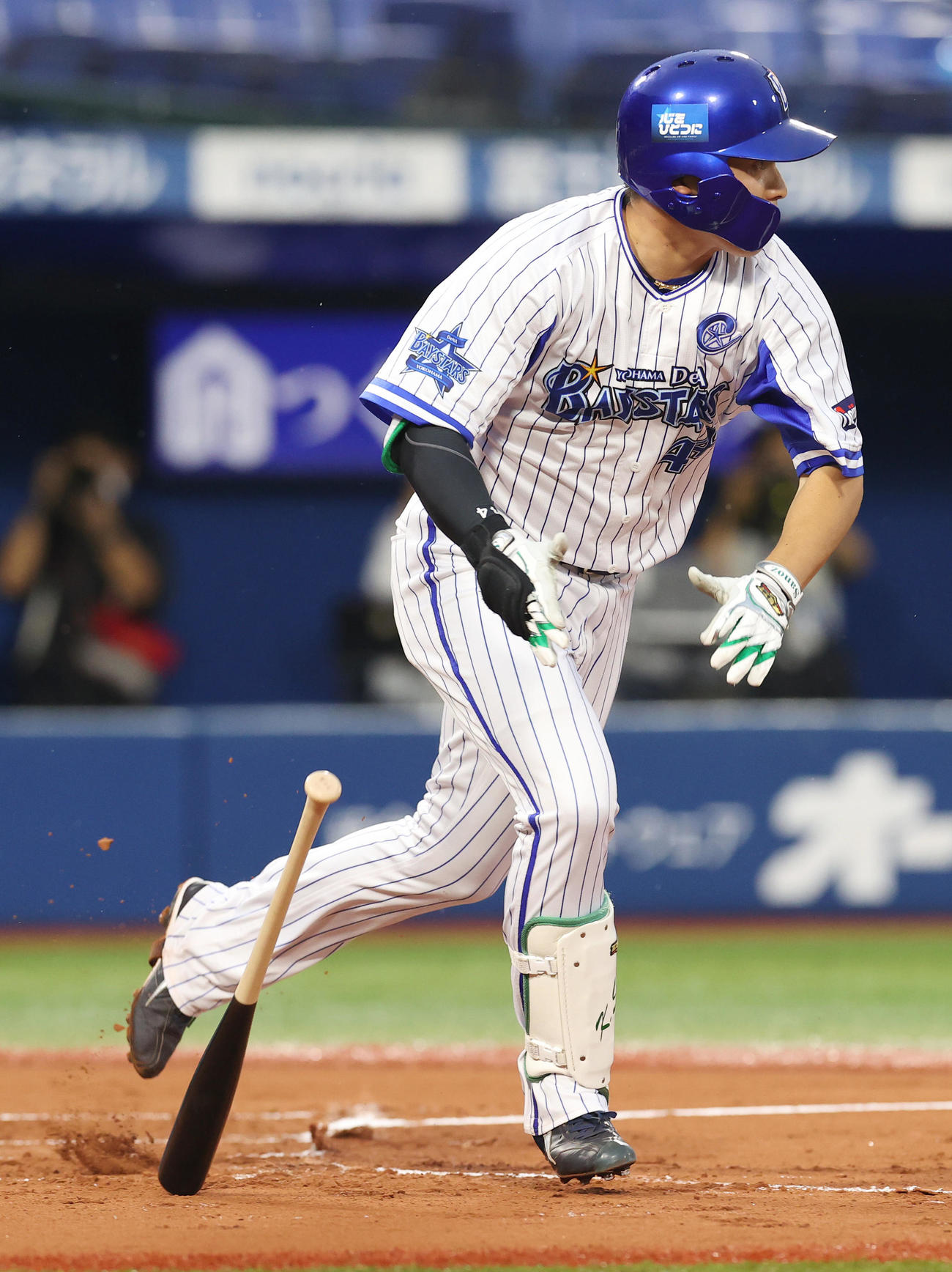 DeNA対ヤクルト　1回裏DeNA1死一、二塁、先制の中前適時打を放つ佐野（撮影・垰建太）
