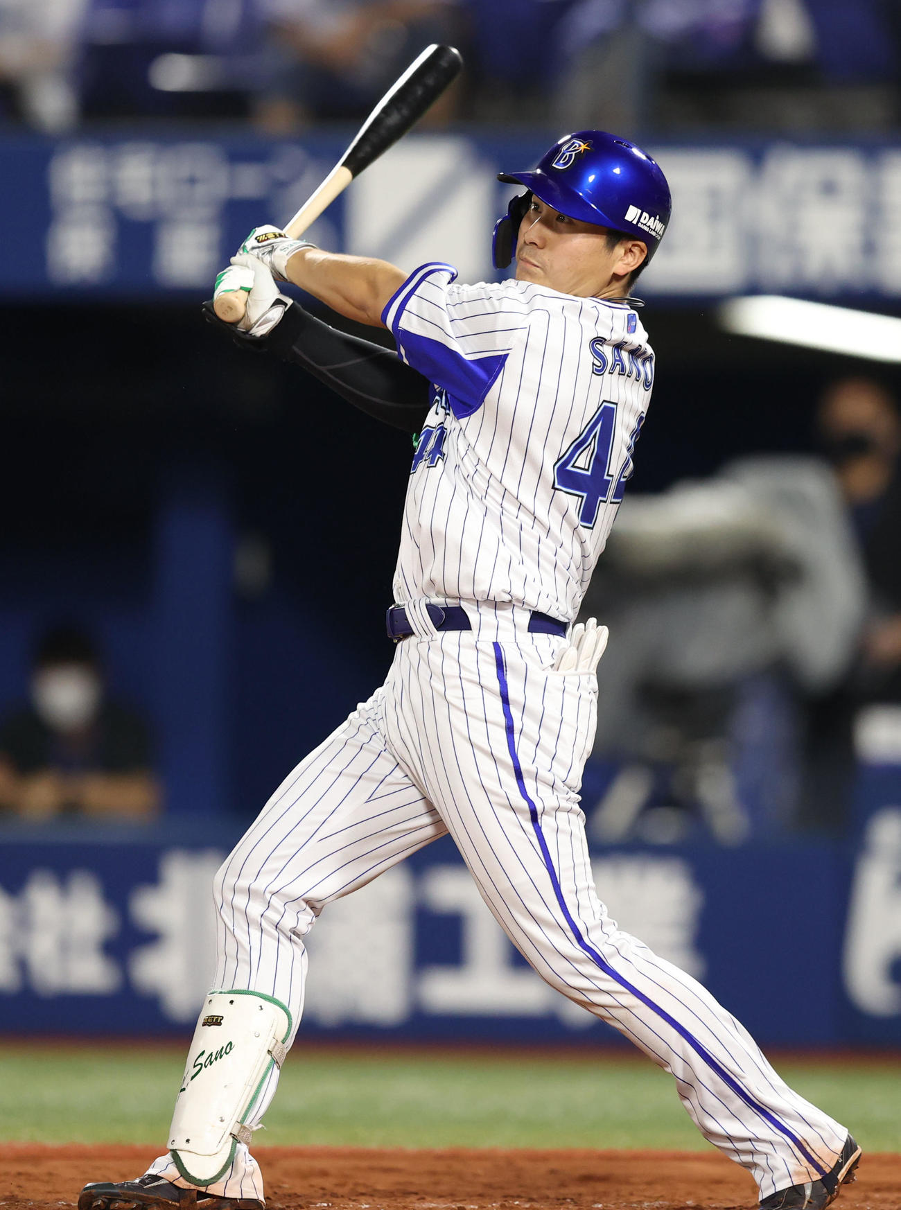 DeNA対ヤクルト　7回裏DeNA無死一塁、2点本塁打を放つ佐野（撮影・狩俣裕三）