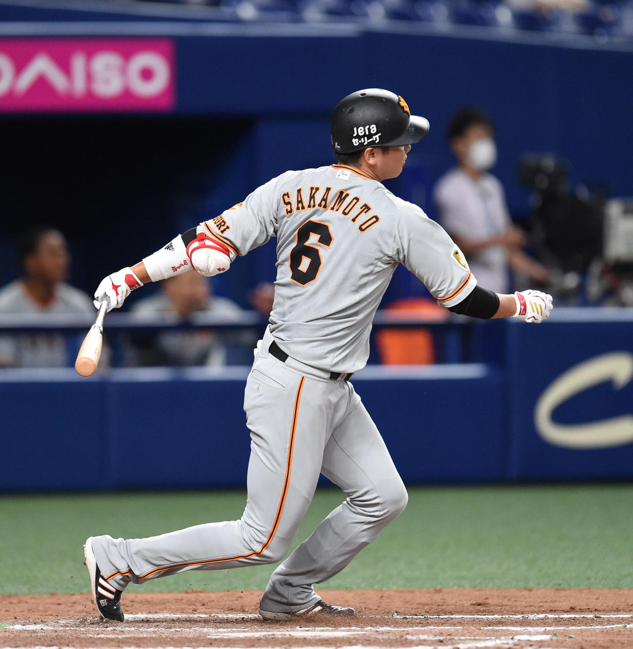 左二塁打を放った坂本勇人（撮影・森本幸一）