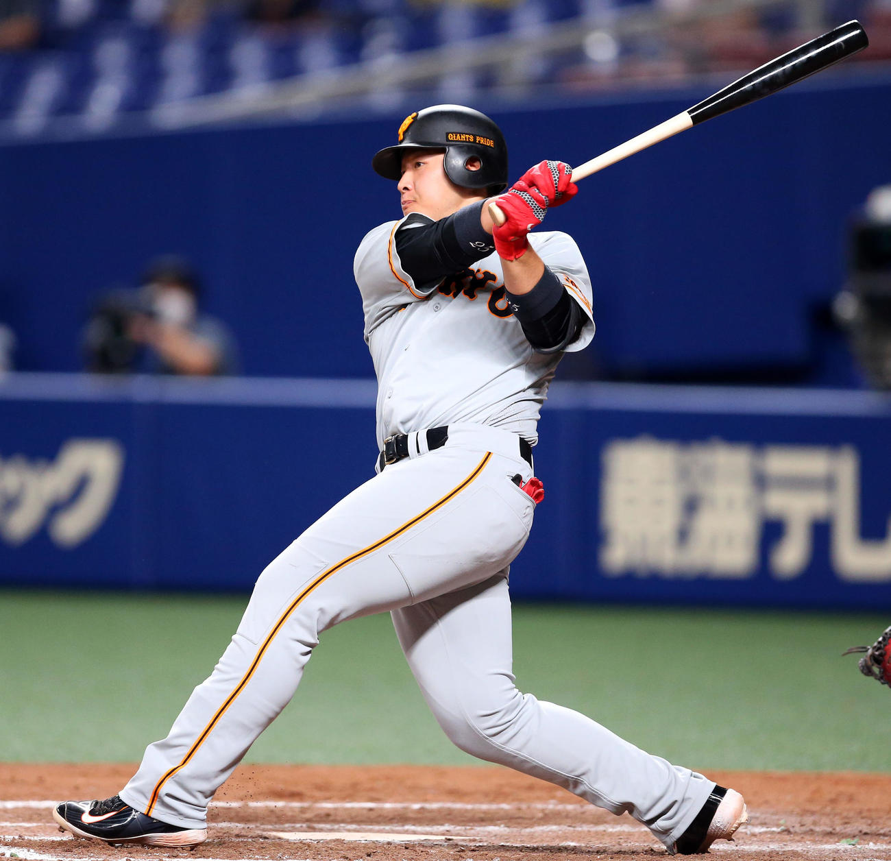 中日対巨人　8回表巨人無死満塁、2点適時二塁打を放つ岡本（撮影・大野祥一）
