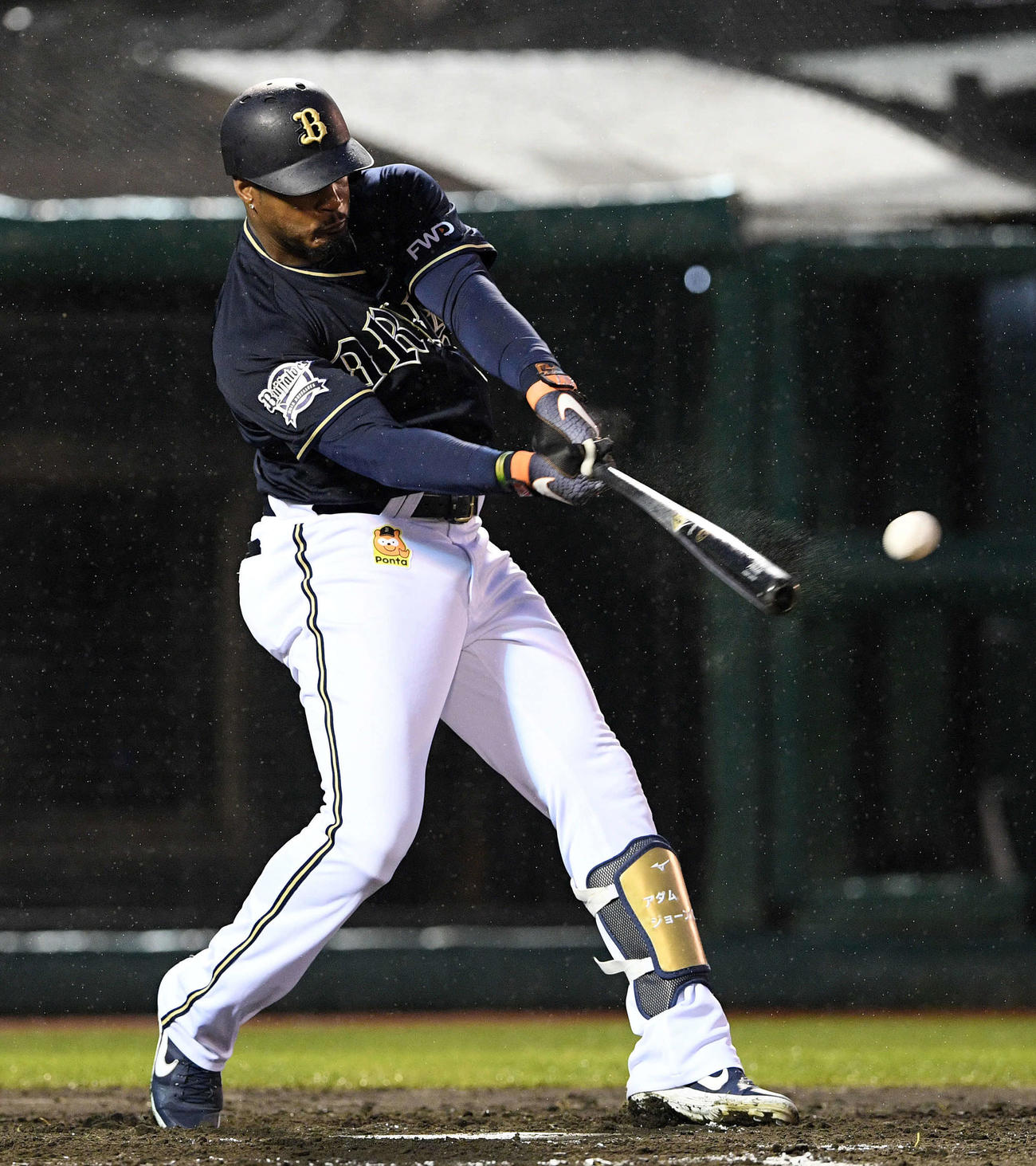 楽天対オリックス　4回表オリックス2死、ジョーンズは左前打を放つ（撮影・滝沢徹郎）