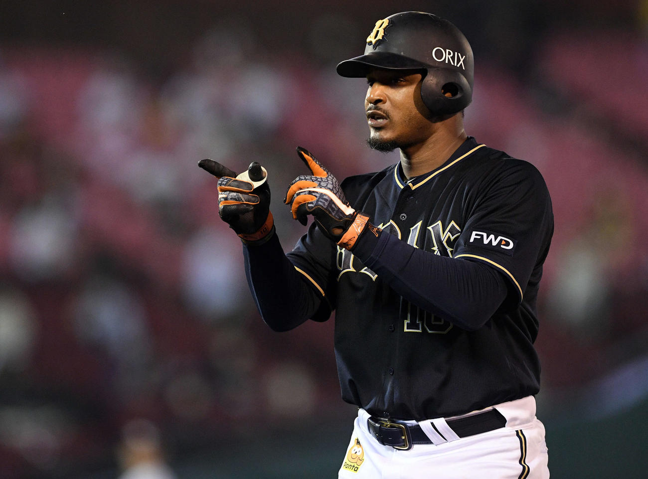 楽天対オリックス　8回表オリックス1死満塁、同点の左前2点適時打を放ったジョーンズはポーズを決める（撮影・滝沢徹郎）