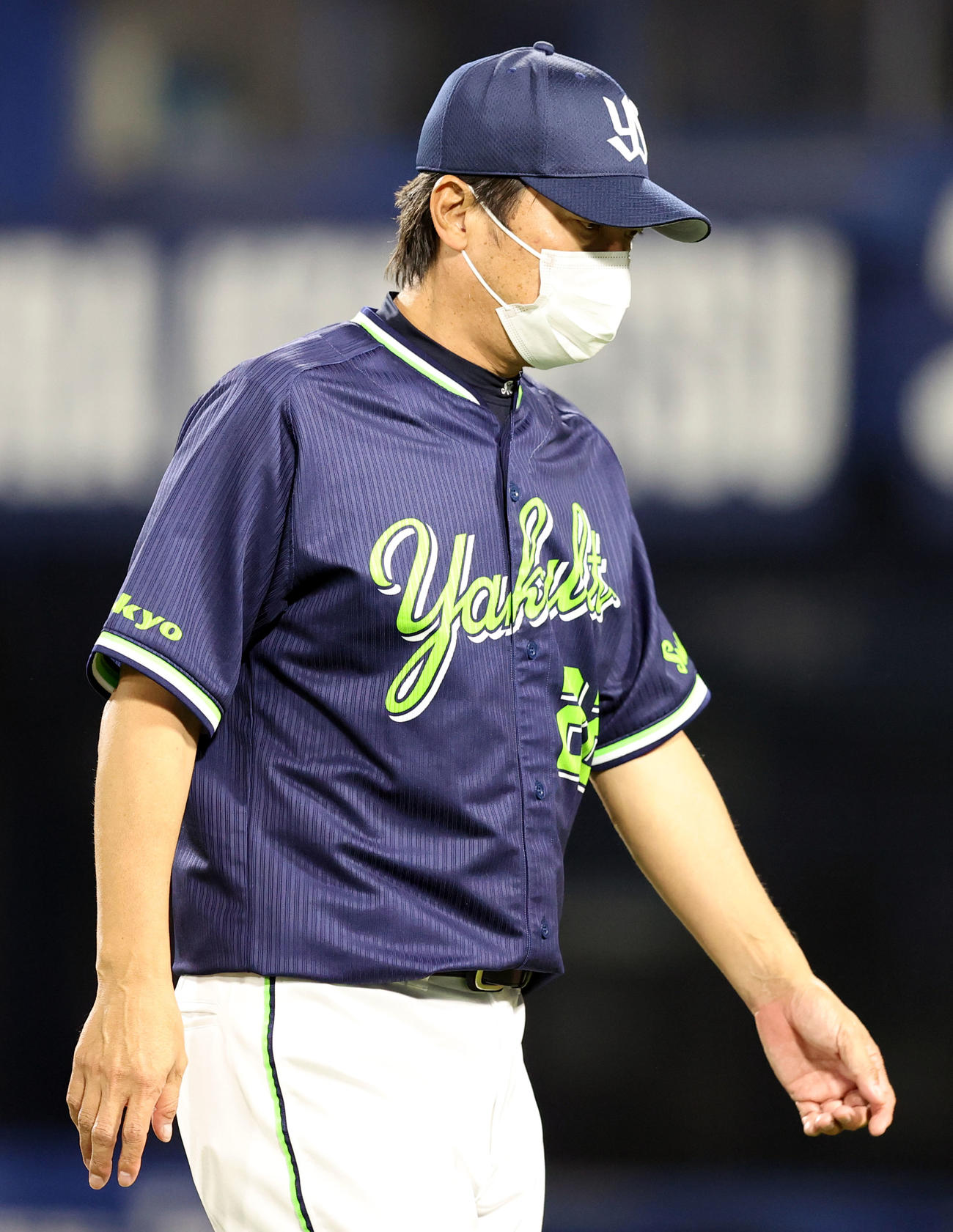 DeNA対ヤクルト　6回表を終え、選手の交代を告げる高津監督（撮影・狩俣裕三）