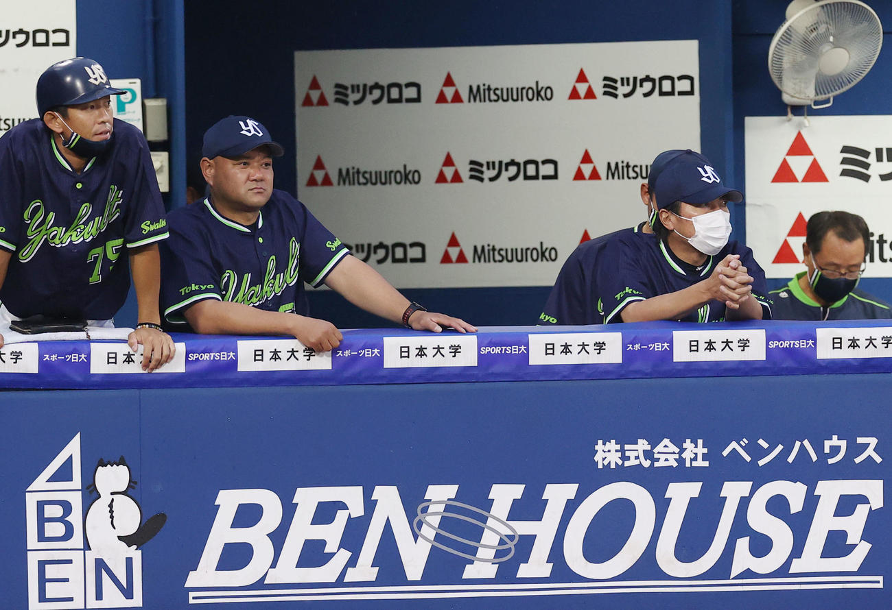 DeNA対ヤクルト　1回裏DeNA1死満塁、ピンチの場面で手を合わせ戦況を見つめるヤクルト高津監督（右から2人目）（撮影・垰建太）