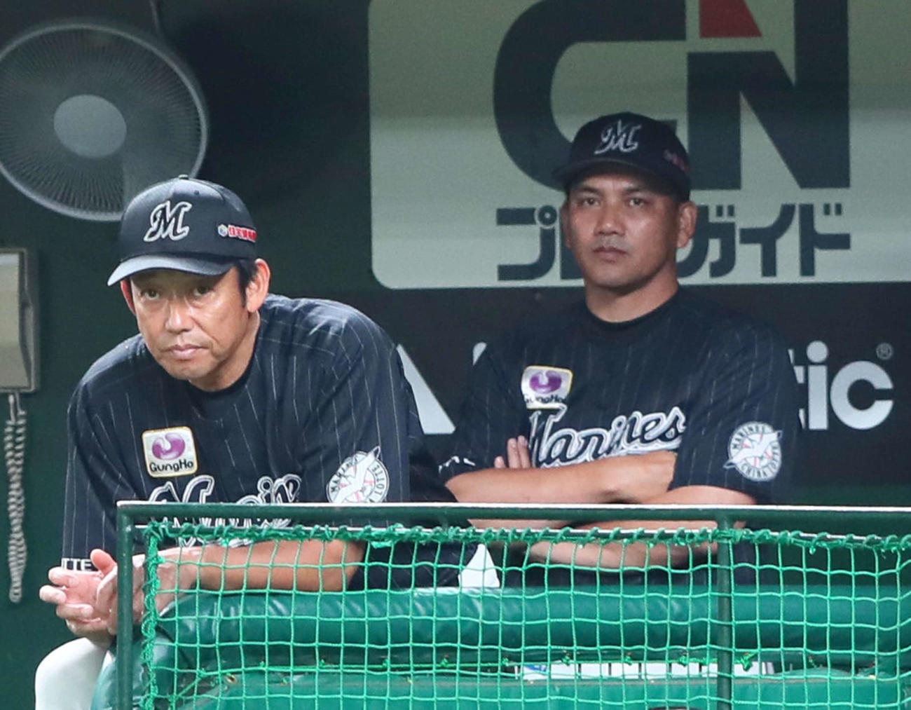 西武対ロッテ　戦況を見つめるロッテ井口監督（右）（撮影・足立雅史）