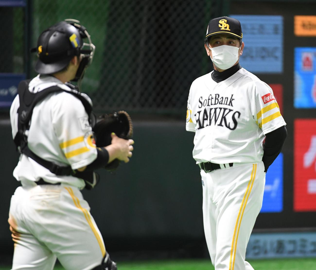 ソフトバンク対日本ハム　9回、高橋礼を告げる工藤監督（撮影・今浪浩三）