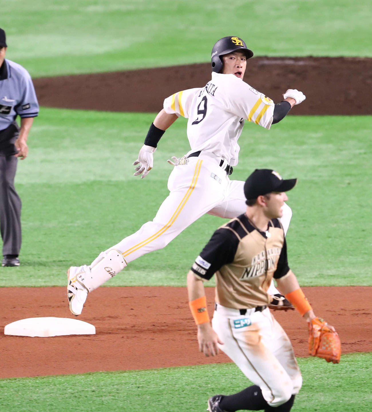 ソフトバンク対日本ハム　1回裏ソフトバンク1死一塁、柳田は中越え先制打を放ち二塁を蹴る（撮影・梅根麻紀）
