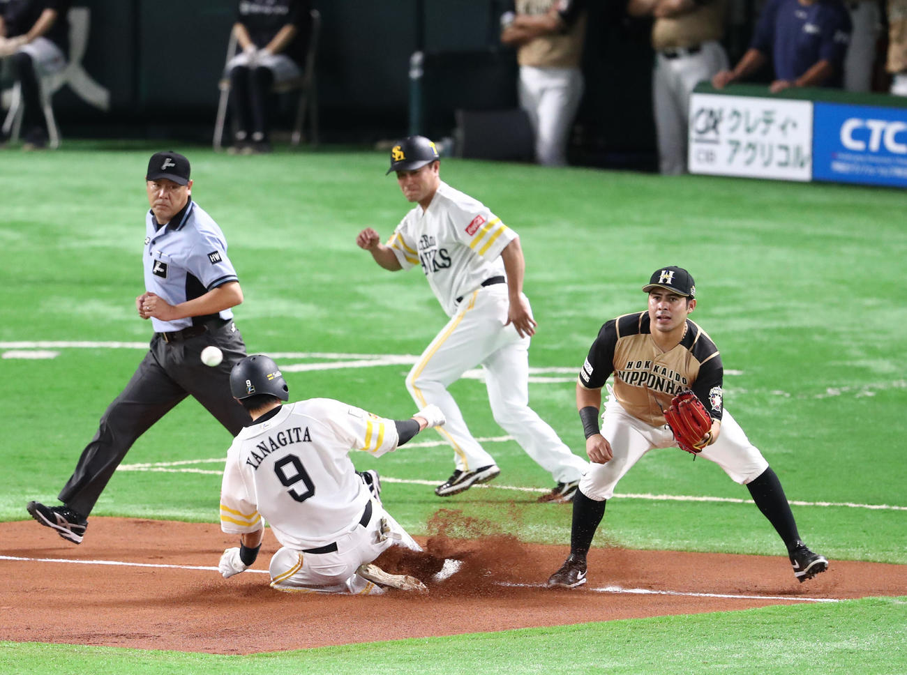1回裏ソフトバンク1死一塁、柳田悠岐は中越えに先制となる適時三塁打を放つ（撮影・梅根麻紀）