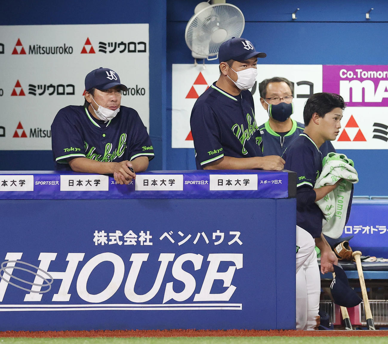 DeNA対ヤクルト　4回裏、ベンチから戦況を見つめるヤクルト高津監督（左）。右は先発の高橋（撮影・垰建太）