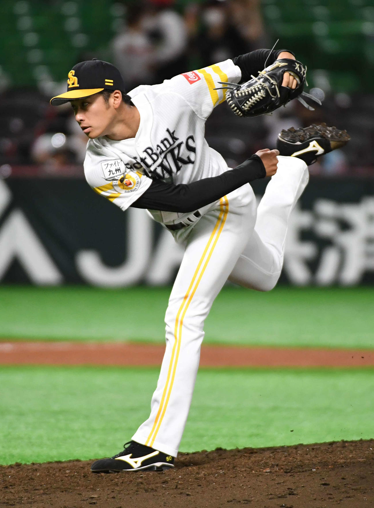 ソフトバンク対日本ハム　4回からマウンドに上がったソフトバンク板東（撮影・今浪浩三）