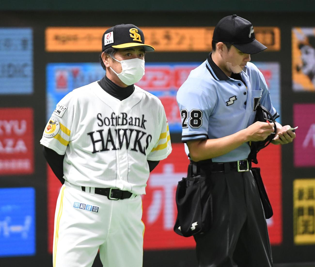 ソフトバンク対日本ハム　9回、高橋礼を告げる工藤監督（撮影・今浪浩三）