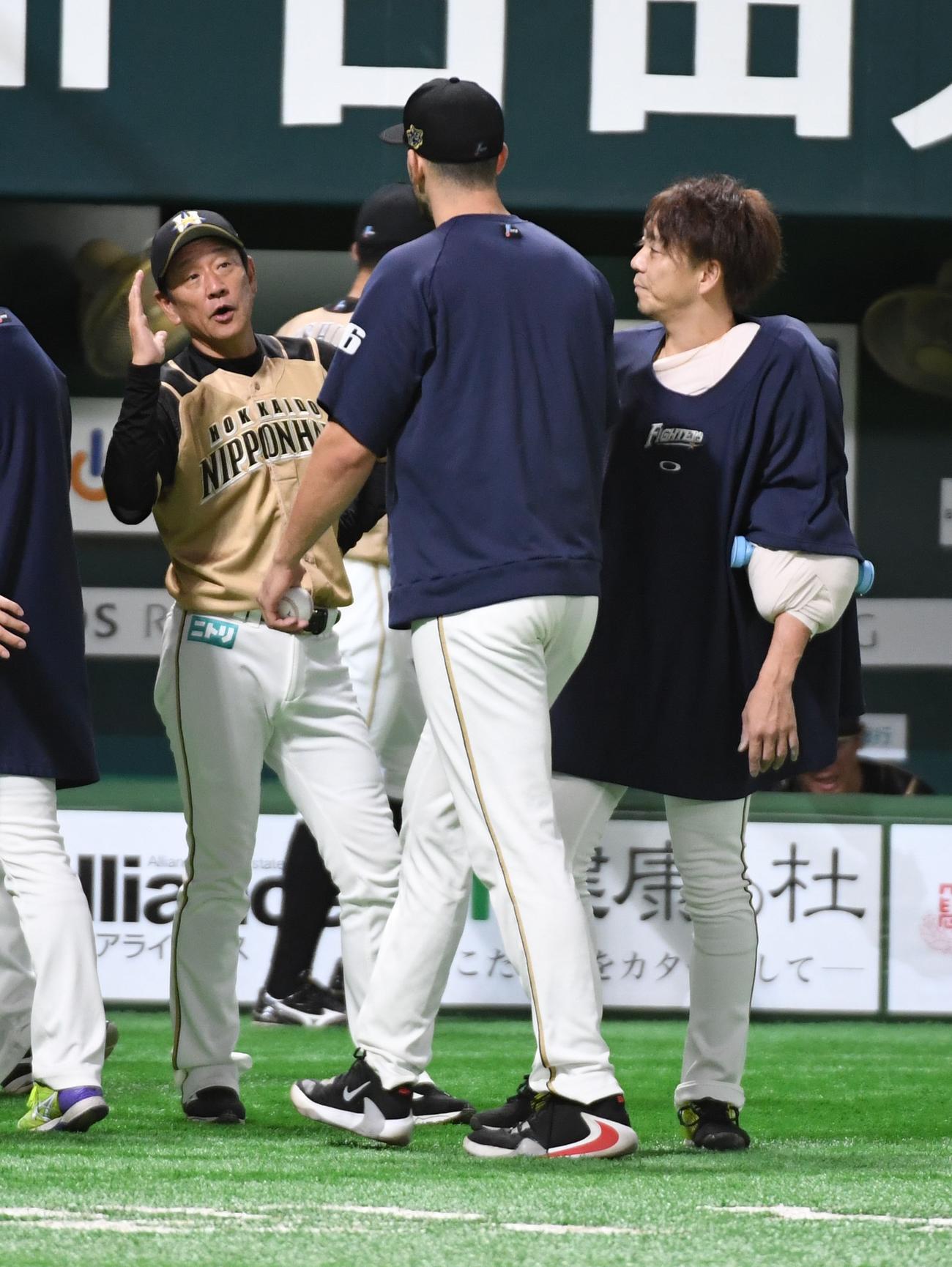 栗山英樹監督から祝福を受ける先発のバーヘイゲン（中央）撮影・今浪浩三）