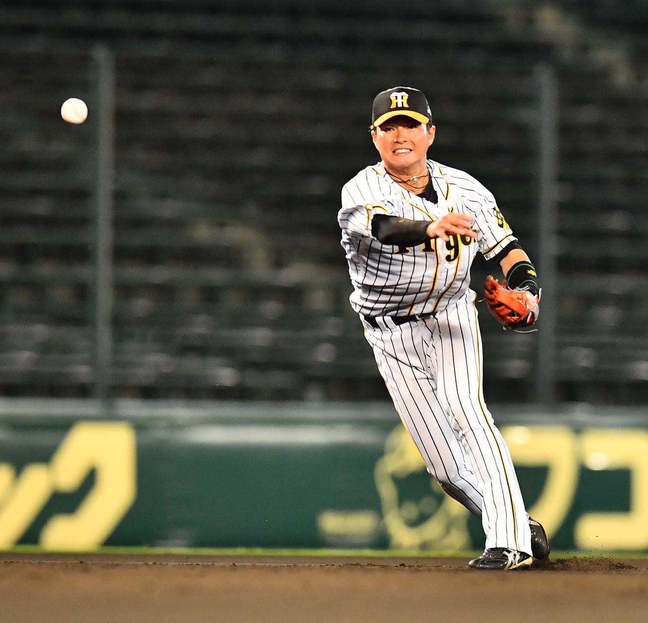 7回表広島無死、田中広輔のゴロをエラーする阪神北條（撮影・上田博志）