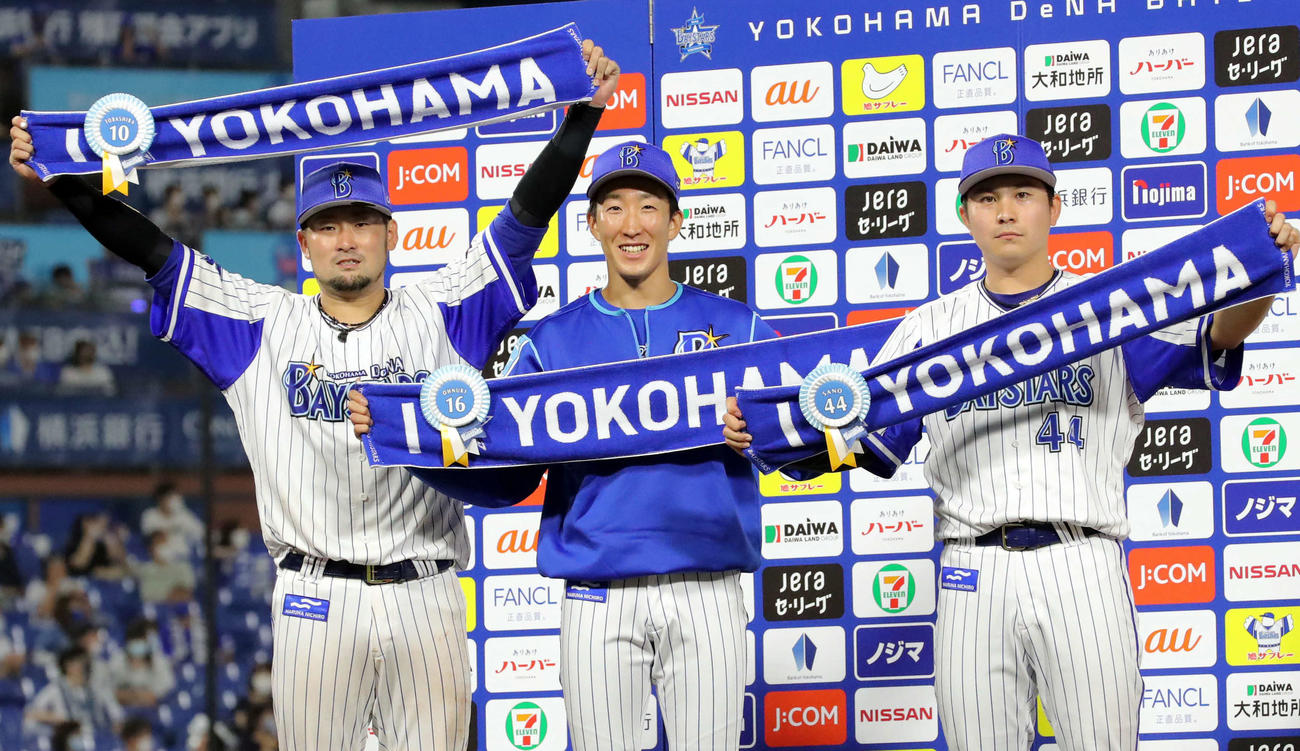 DeNA対ヤクルト　ヤクルトに勝ちお立ち台でタオルを掲げ写真に納まるDeNA戸柱（左）、大貫（中央）、佐野（撮影・垰建太）