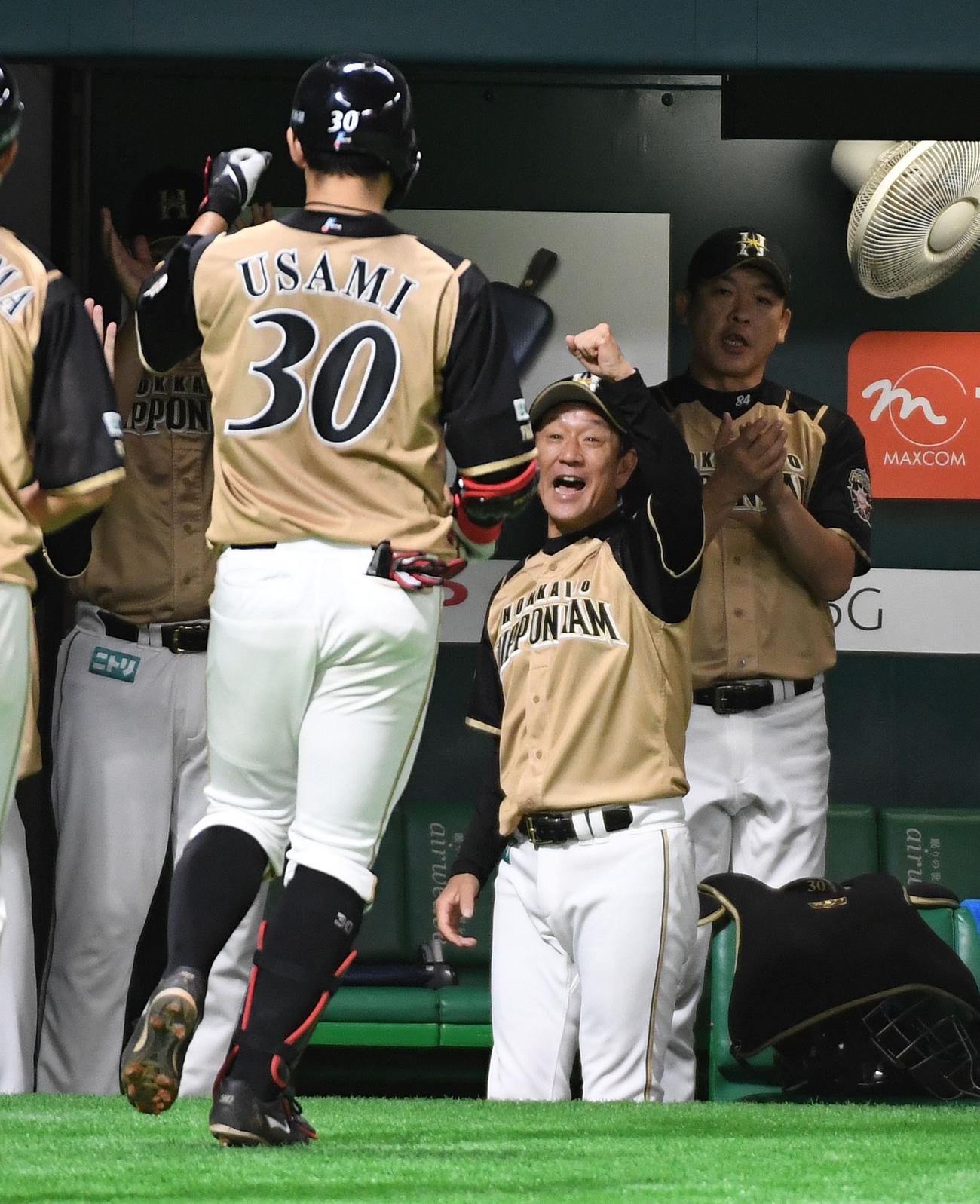 ソフトバンク対日本ハム　2回表日本ハム2死一、二塁、宇佐見は右越えに逆転の3点本塁打を放ち栗山監督に迎えられる（撮影・今浪浩三）