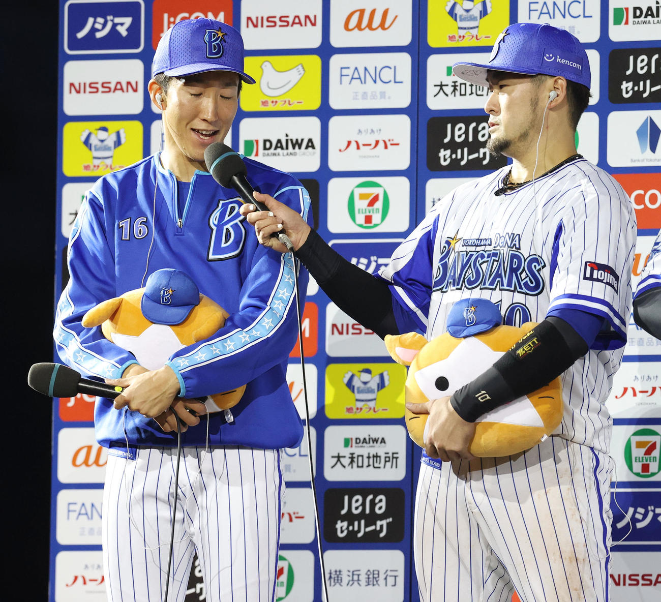 DeNA対ヤクルト　ヤクルトに勝ちお立ち台でDeNA大貫（左）にマイクを向ける戸柱（撮影・垰建太）