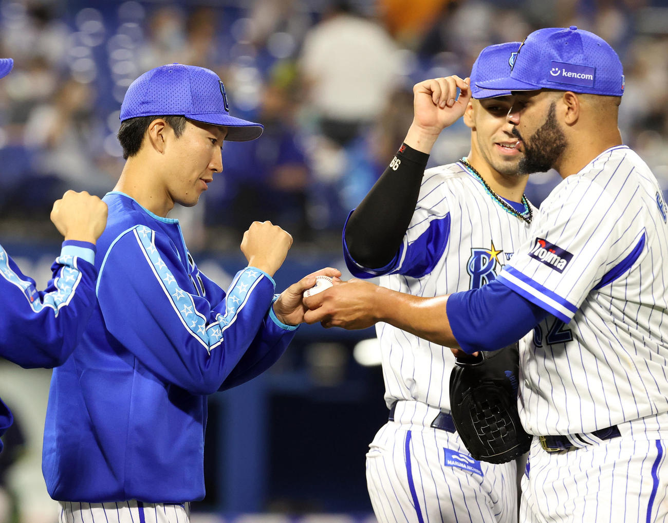 DeNA対ヤクルト　ヤクルトに勝ち、勝利投手となったDeNA大貫（左）はエスコバーから勝利球を受け取る（撮影・垰建太）
