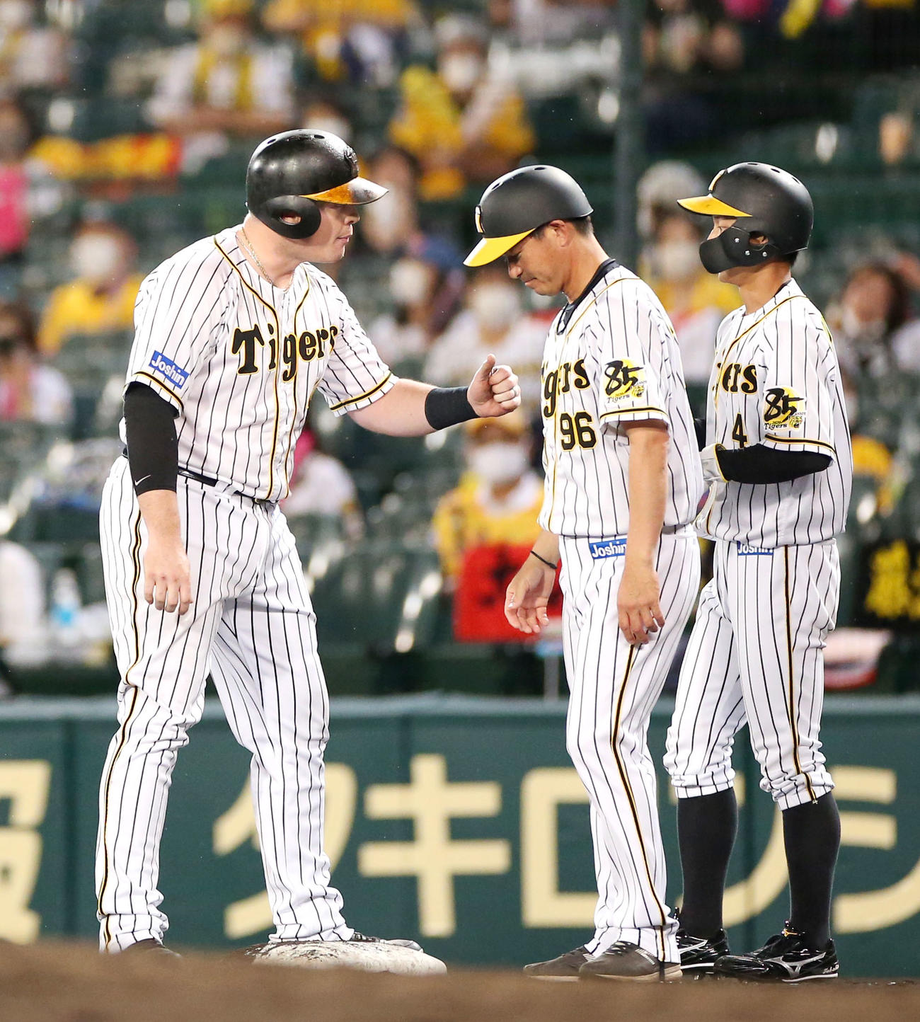 阪神対広島　7回裏阪神2死一、三塁、代打ボーア（左）は四球を選び代走となる熊谷（右）とタッチ（撮影・上山淳一）
