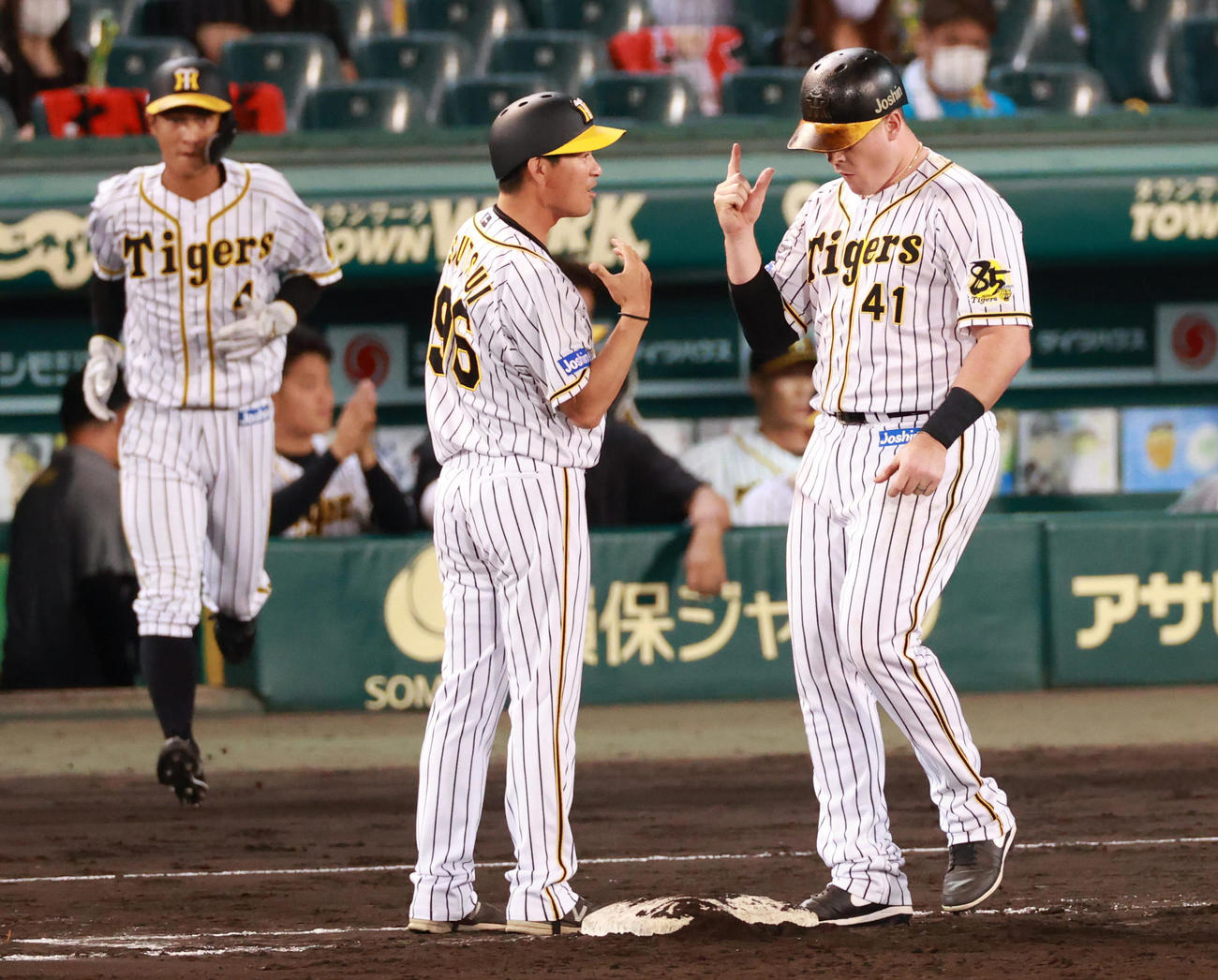 阪神対広島　7回裏阪神2死一、三塁、四球を選ぶ代打ジャスティン・ボーア（撮影・清水貴仁）